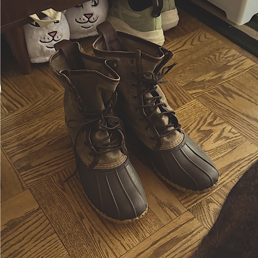 L.L.Bean Boots Men's Size 8M. 

GORE-TEX/Insulated Leather Lace Up Duck Boot 8"